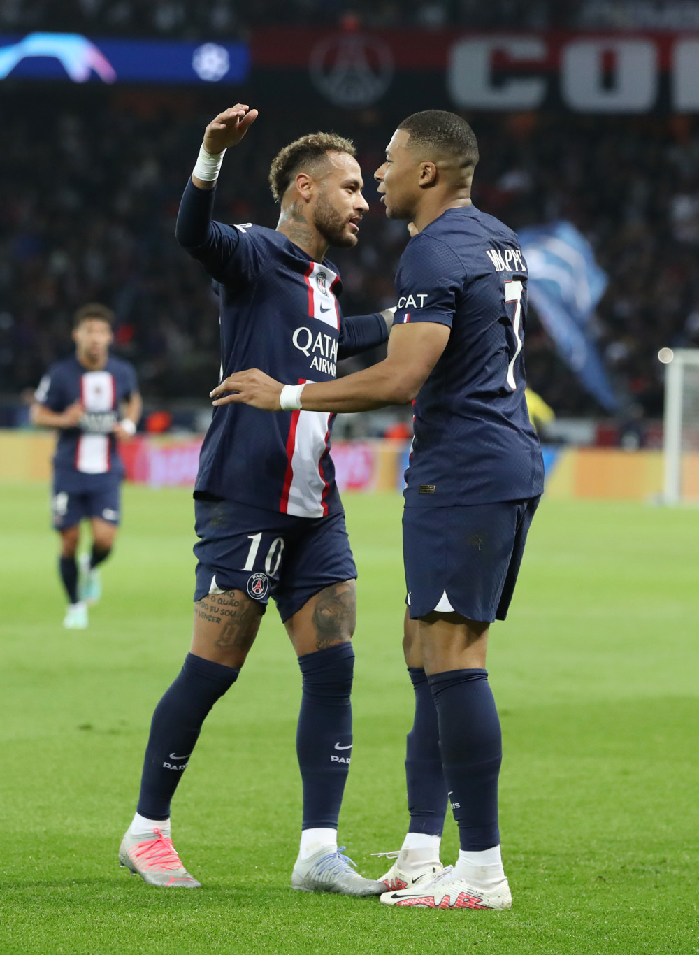 关于巴黎圣日耳曼豪取六连胜，领跑法甲联赛的信息