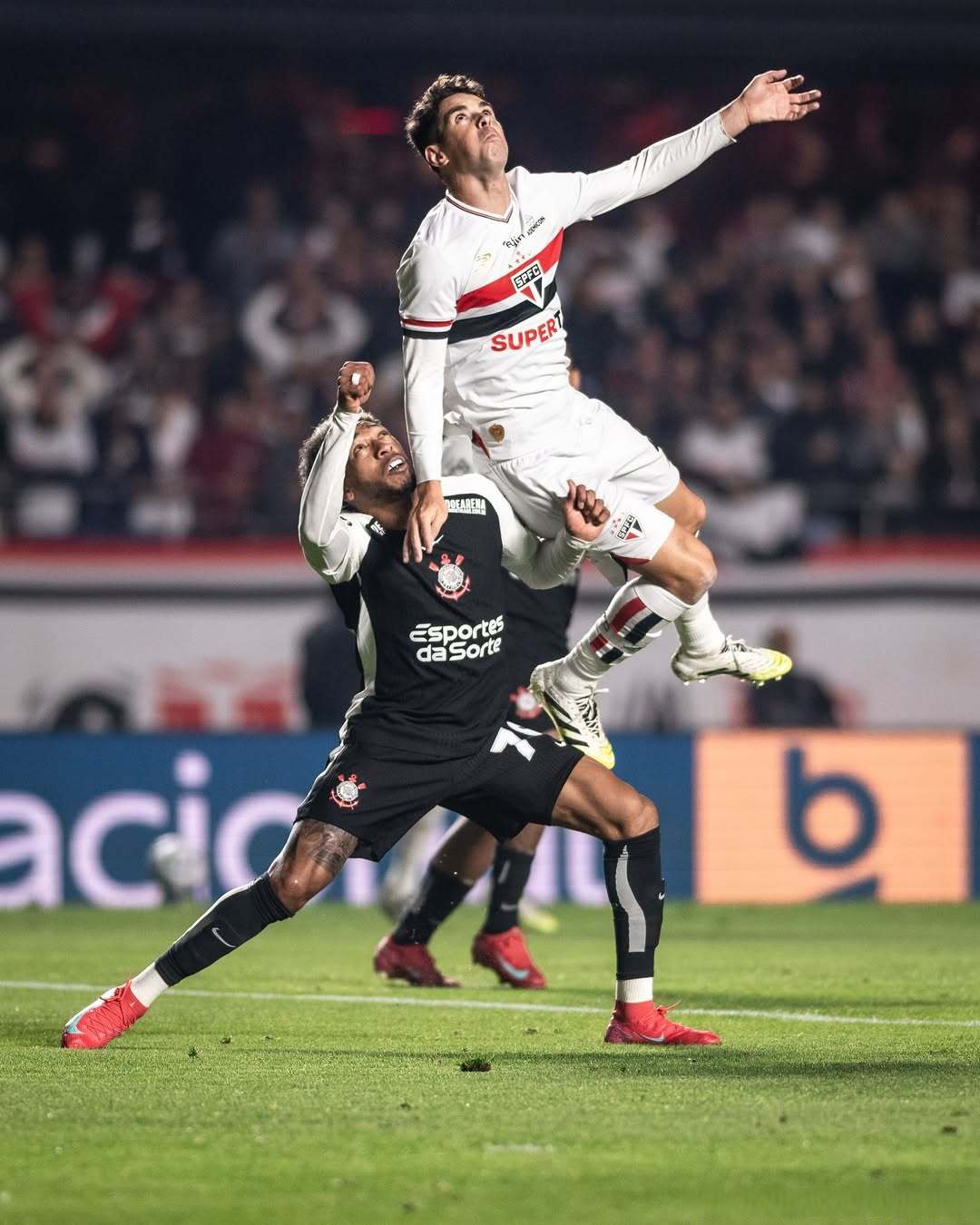 拜仁慕尼黑横扫阿贾克斯，取得出色胜利(拜仁慕尼黑横扫阿贾克斯,取得出色胜利了吗)