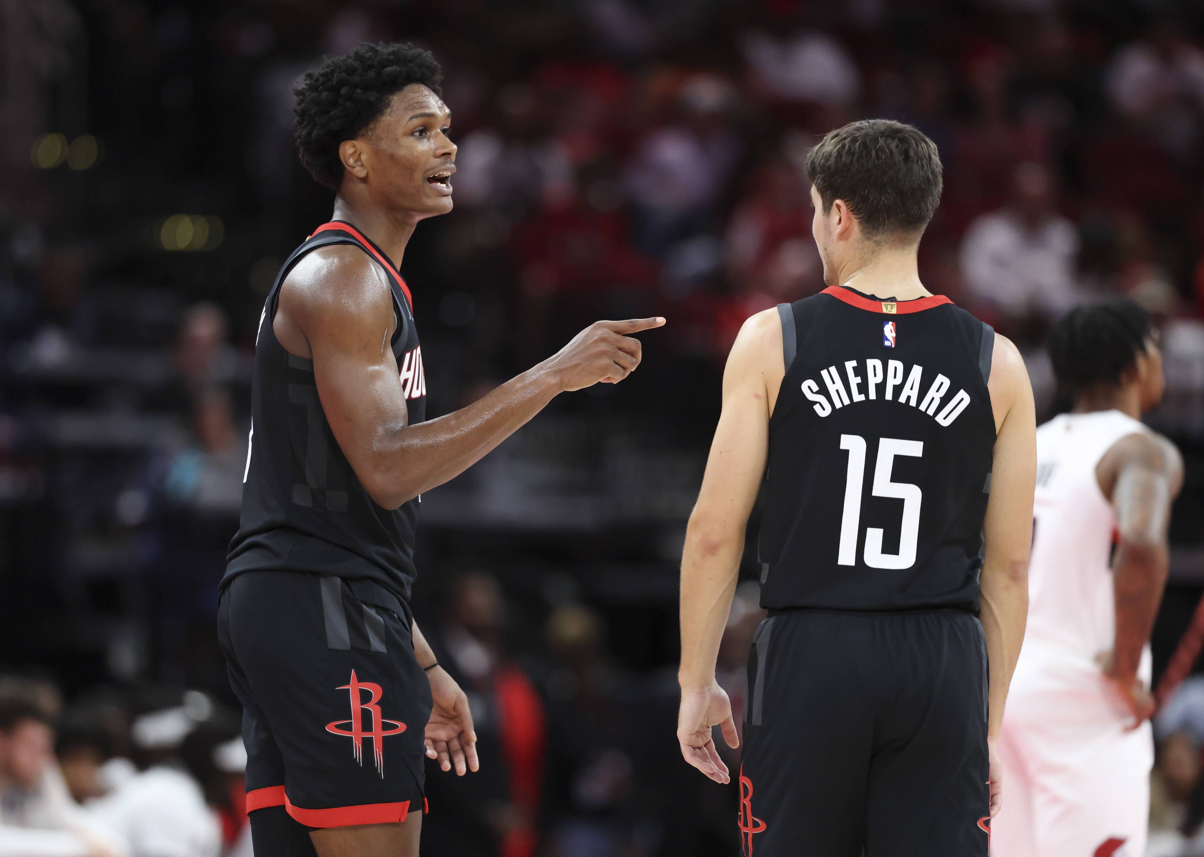 火箭队核心球员大爆发，助球队逆转胜利(火箭队球员名单和球衣号码)