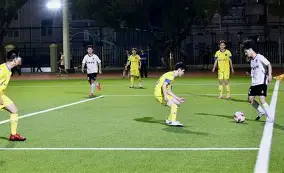 关于足球比赛竞争激烈，球员实力表现出色的信息